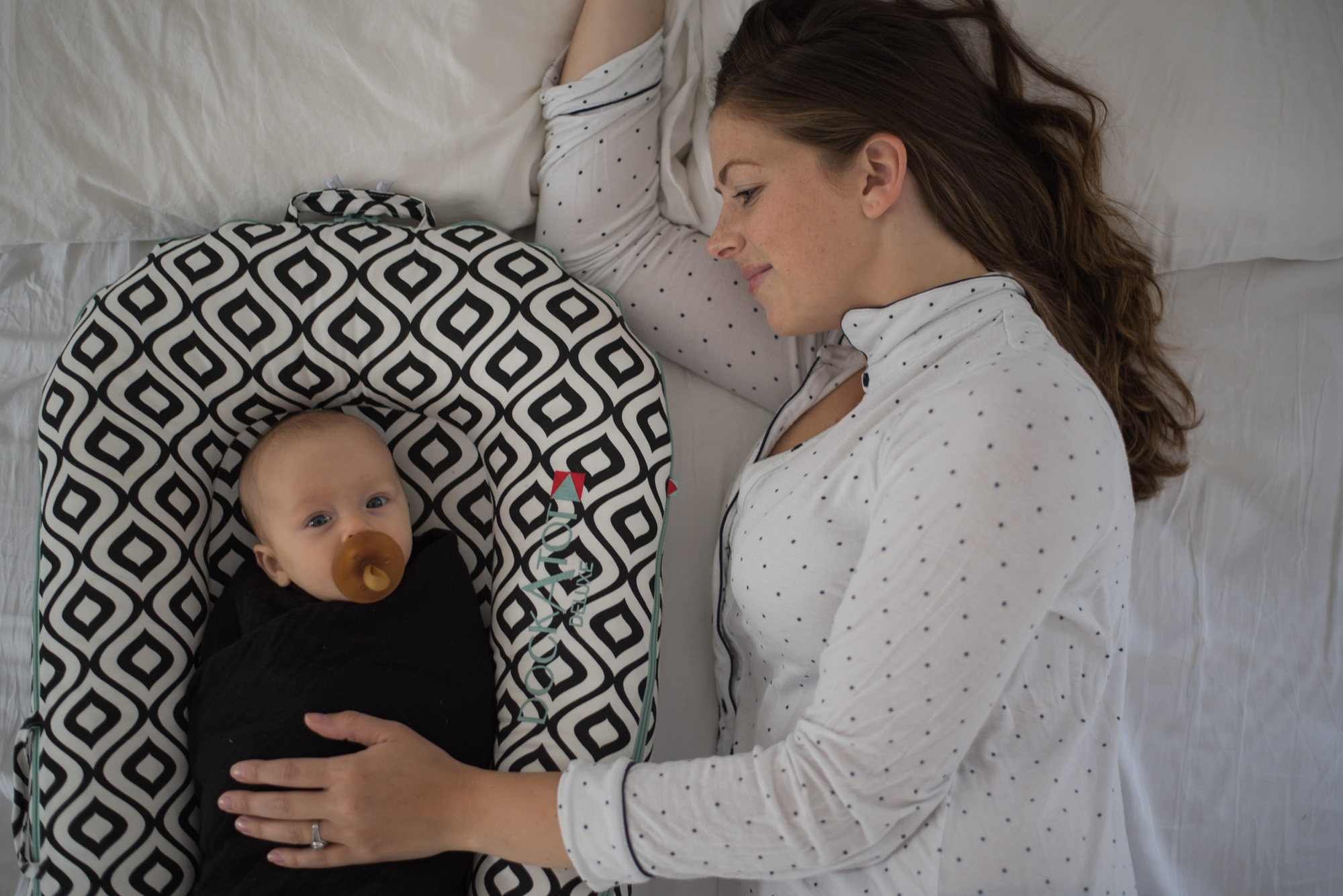 Can you put a dock outlet a tot in a crib