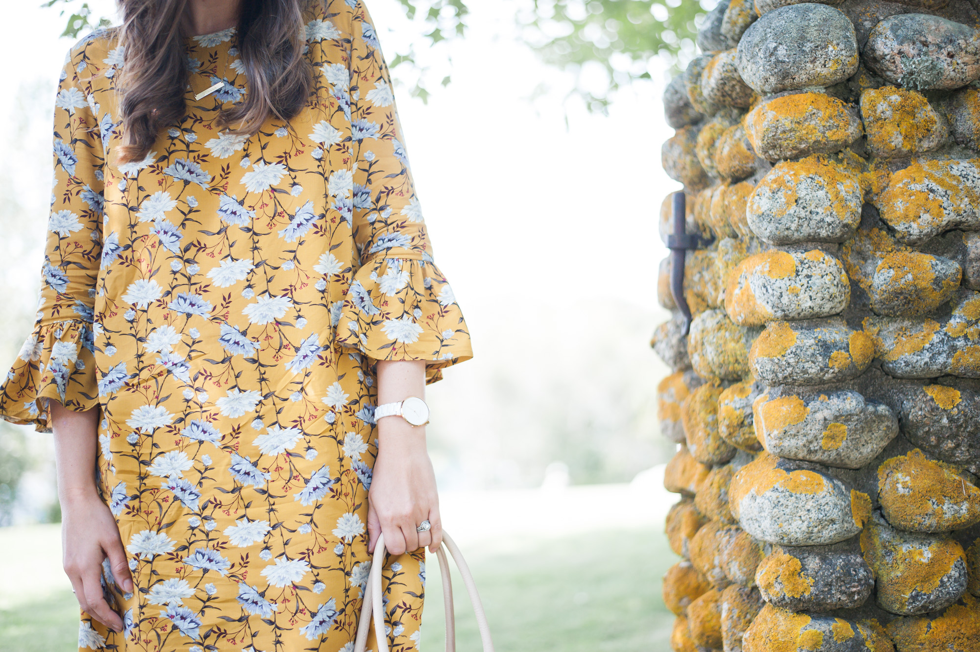 Wild Rosebuds On How To Take an Old Navy Mustard Yellow Floral Dress From Day To Night