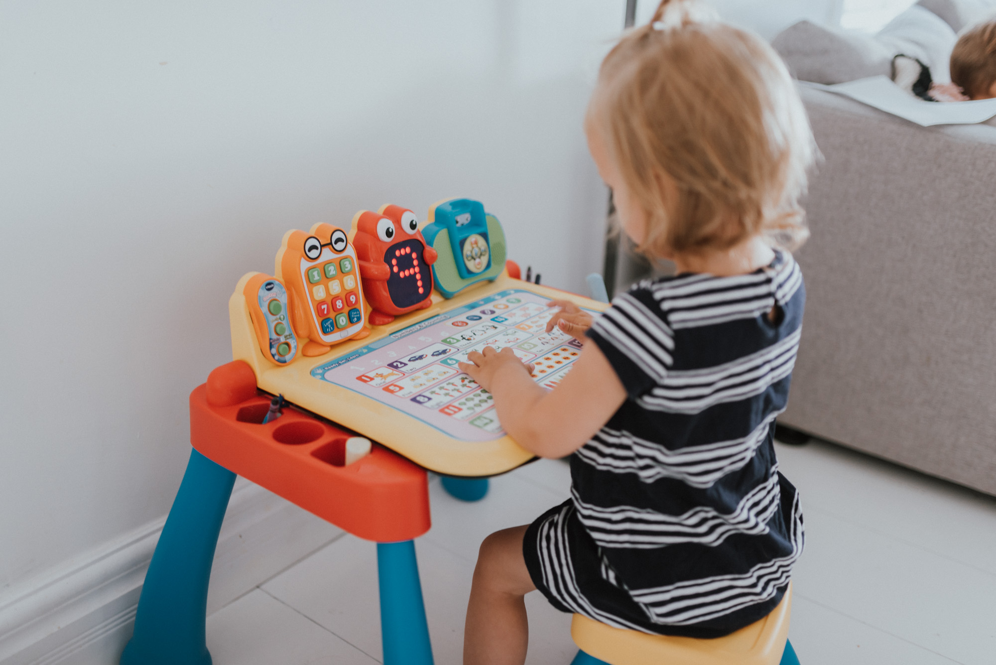 Leapfrog touch and store learn activity desk