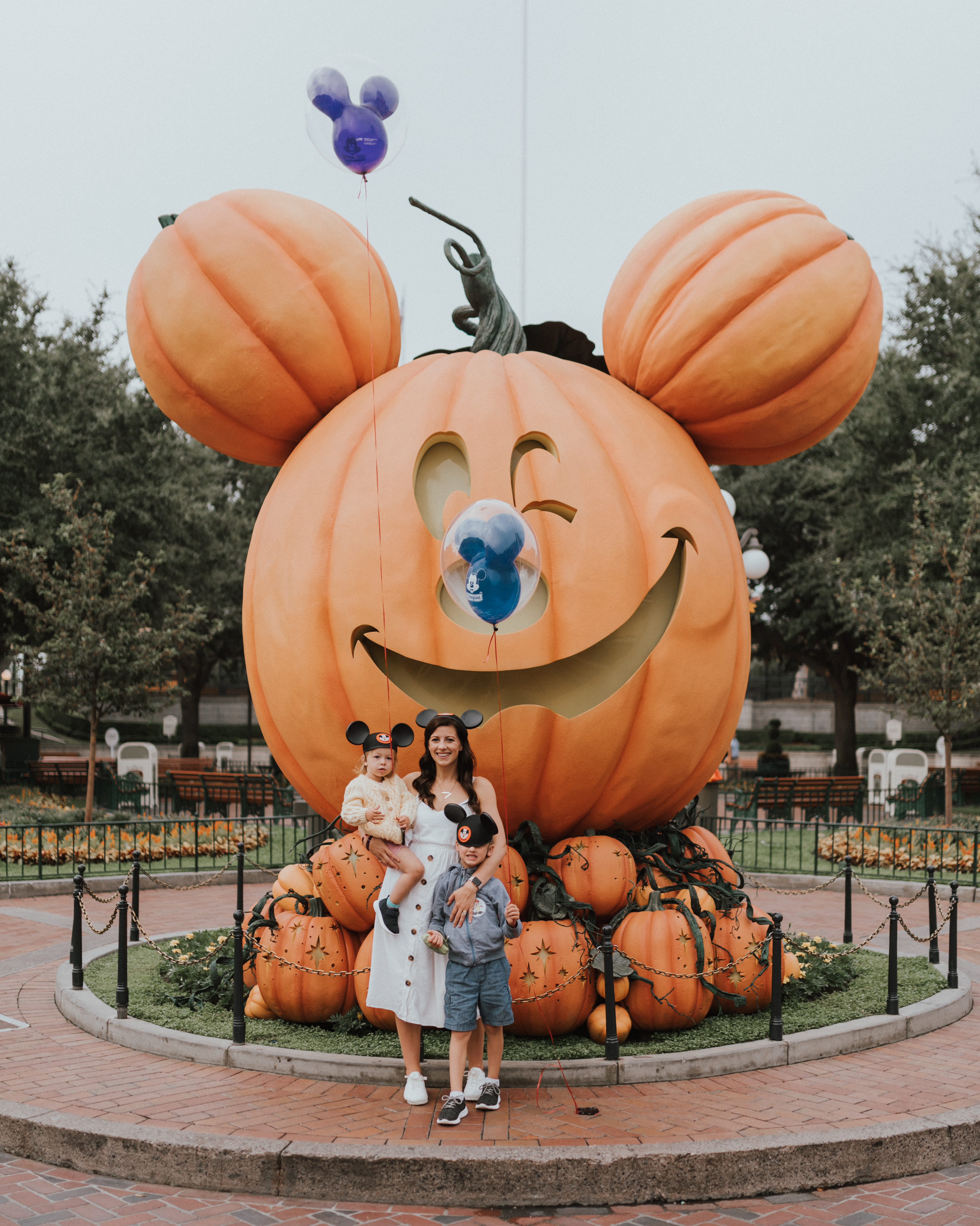 10 Things To know When Travelling To DisneyLand with Young Kids | Mickey mouse pumpkin