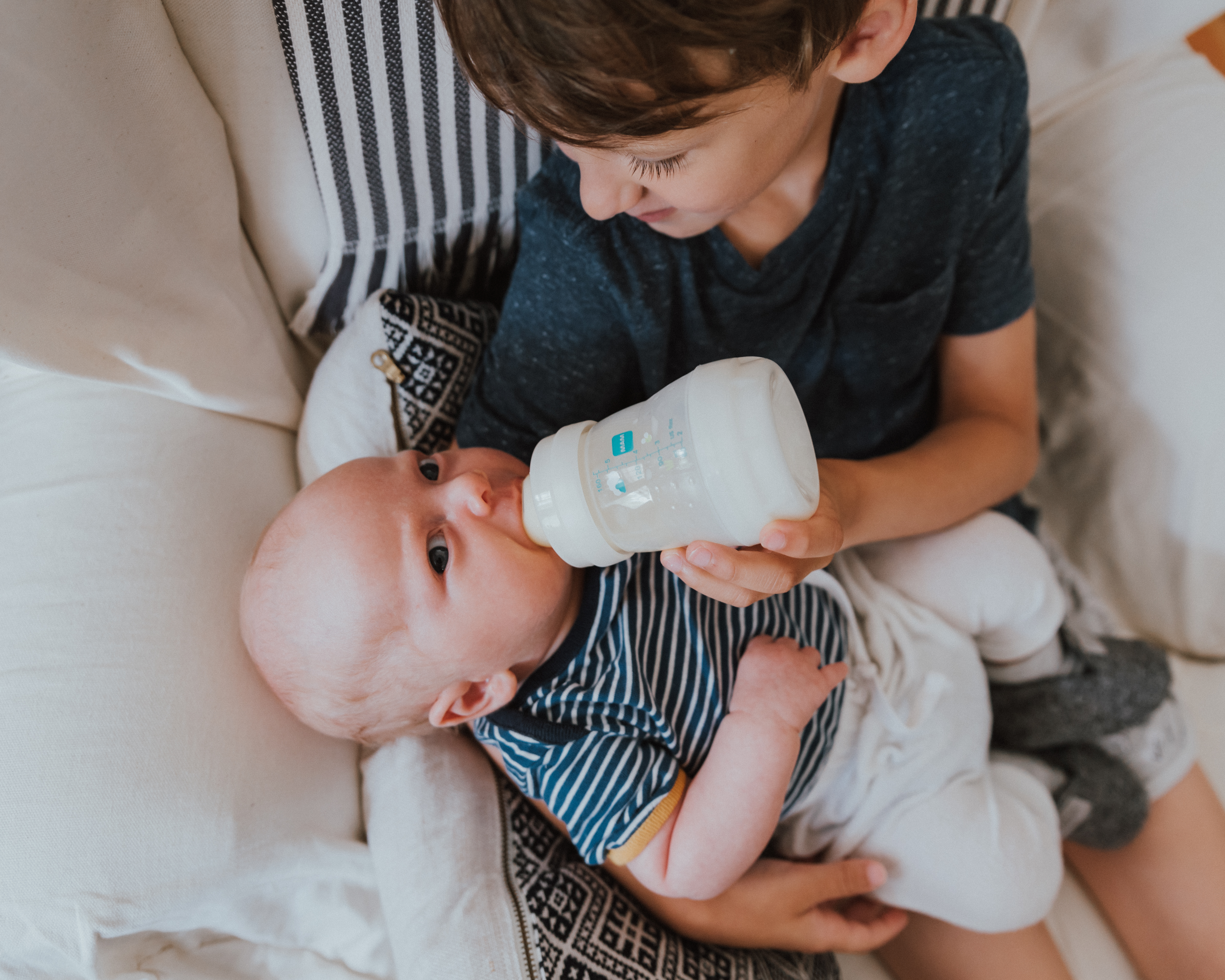 Bottle-feeding babies: giving the bottle